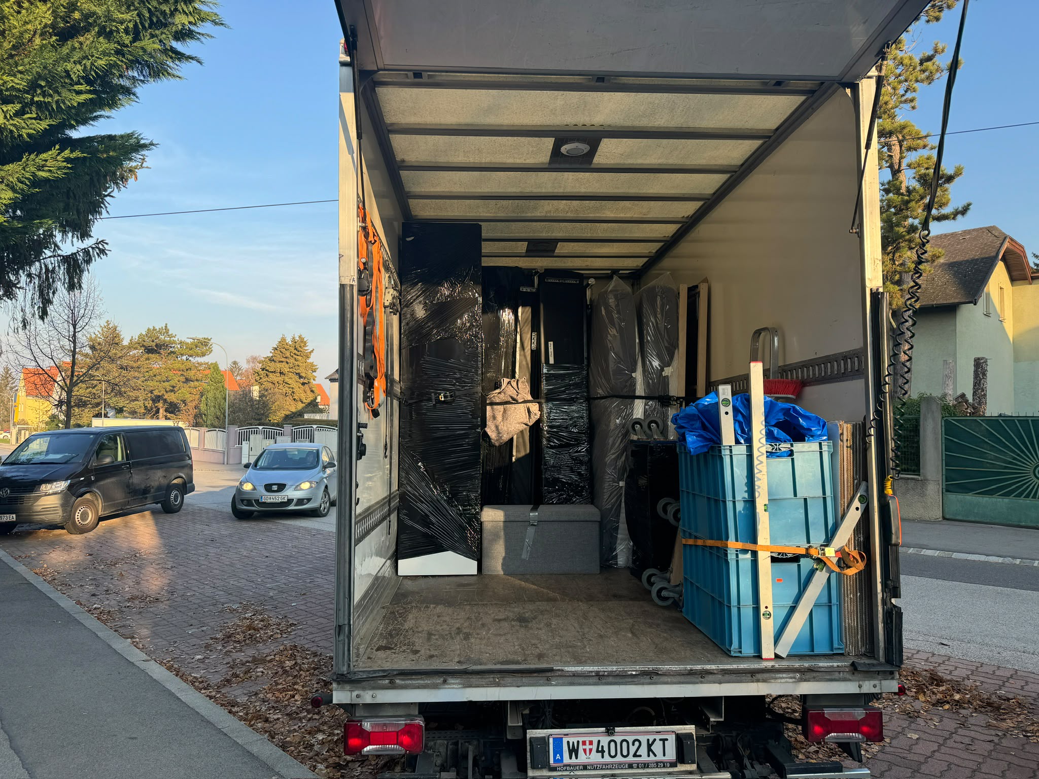 Mit Gurten gesicherte Möbel im Umzugs-LKW
