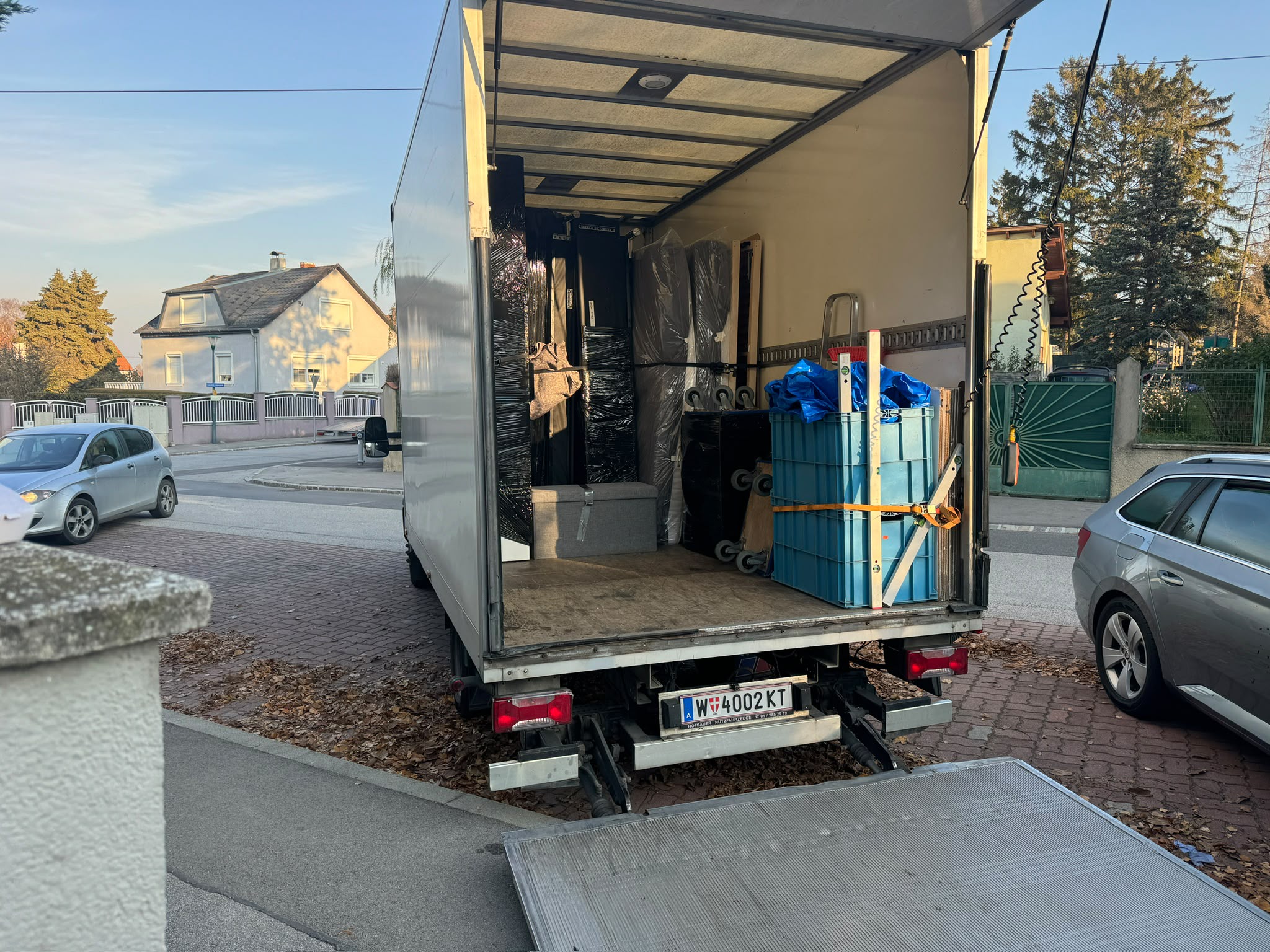 Verpackte Möbel und Transportboxen im Umzugs-LKW