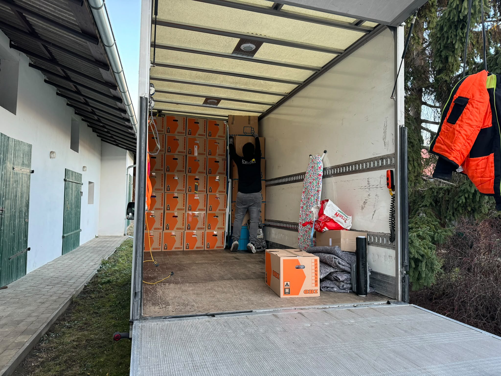 Umzugskartons werden im LKW sicher gestapelt